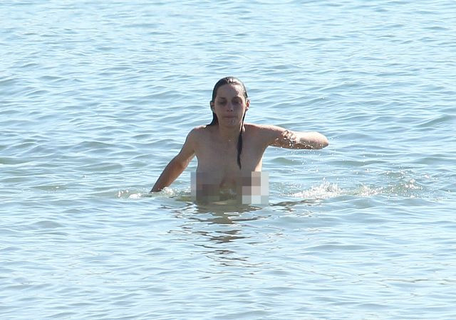 Marion Cotillard topless