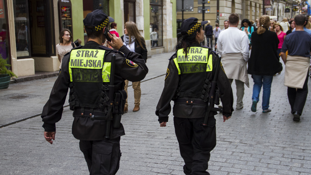 Strażniczki z Zespołu Profilaktyki, wspólnie ze strażakiem z JRG nr 2, informowali przechodniów o poważnym problemie, jakim jest zatruwanie środowiska poprzez spalanie śmieci w piecach grzewczych.