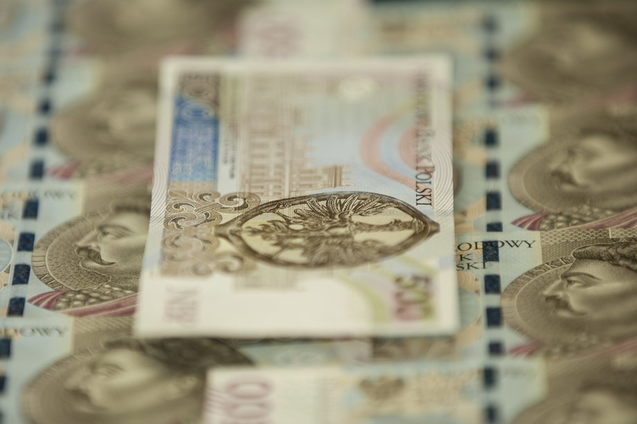 Producentem banknotów na zlecenie NBP jest Polska Wytwórnia Papierów Wartościowych SA.