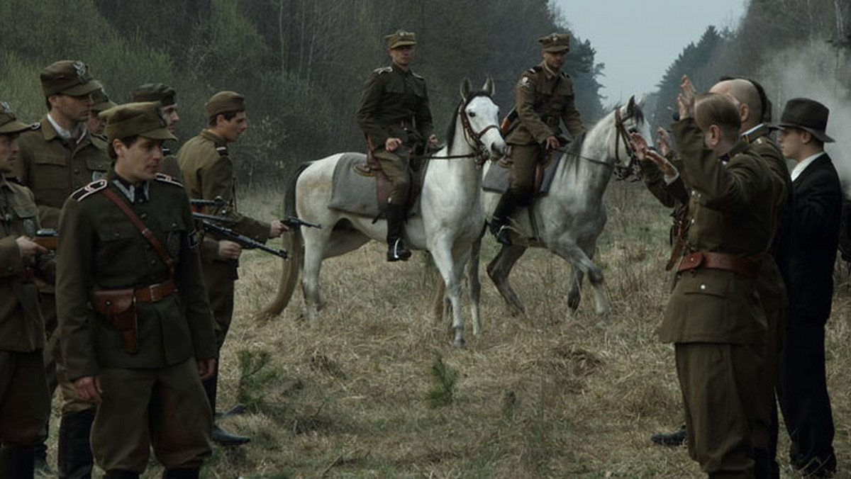 "Historia Roja, czyli w ziemi lepiej słychać" to nowy serial TVP1. Produkcję opowiadającą o Żołnierzach Wyklętych stworzoną na podstawie filmu o tym samym tytule będzie można oglądać od 1 marca. Serial będzie emitowany w środy.