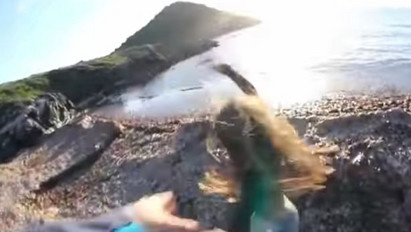 Sokkoló: megmutatjuk a szörnyű pillanatot, amikor a srác lelöki a barátnőjét a szikláról - videó