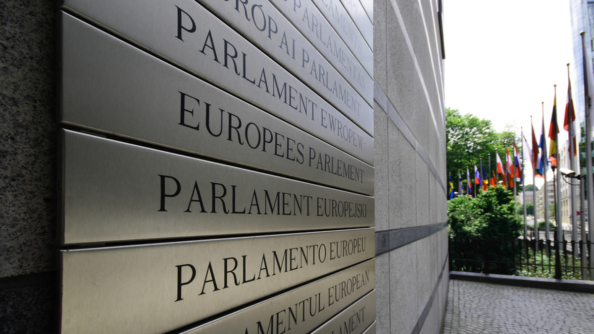 Parlament Europejski przyjął rezolucję wzywającą do czasowego wprowadzenia przez UE wiz dla obywateli państw, które nie przestrzegają zasady wzajemności wizowej z Unią. Chodzi o Stany Zjednoczone, które wymagają wiz m.in. od Polaków.