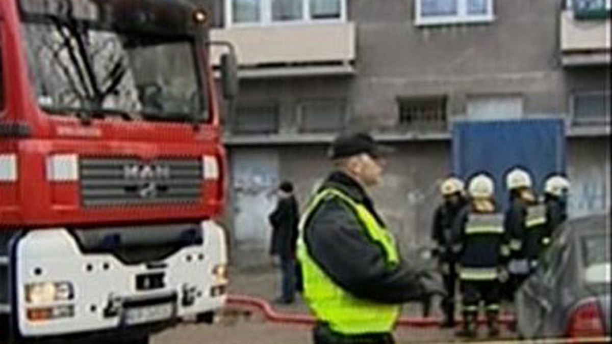 W Nowym Dworze gdańskim doszło do olbrzymiego pożaru, który pochłonął 360 balotów sprasowanej słomy - donosi serwis policja.pl.