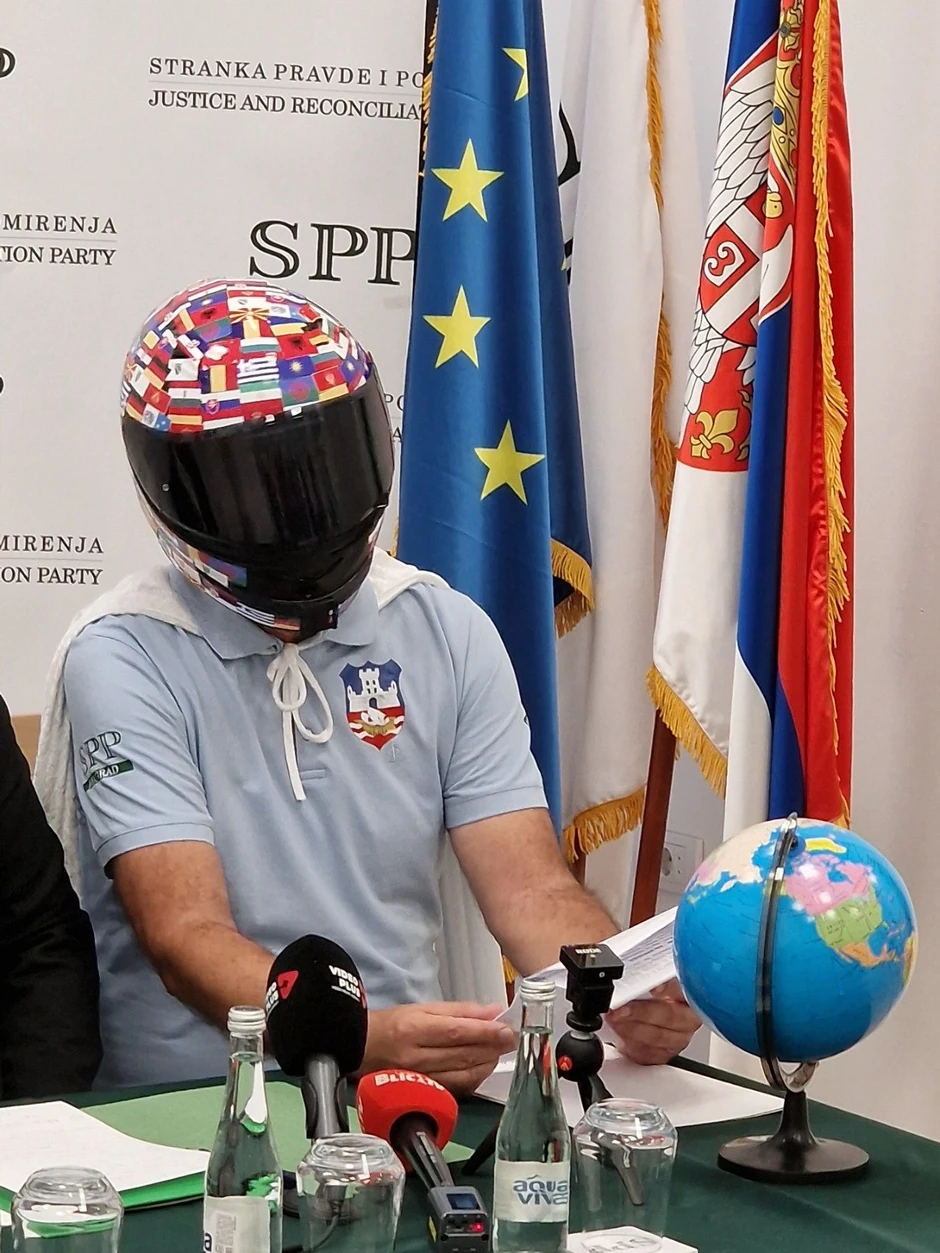 Sveta sve vreme kampanje krije svoj identitet ispod kacige