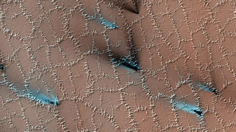 Wzory z lodu na Marsie