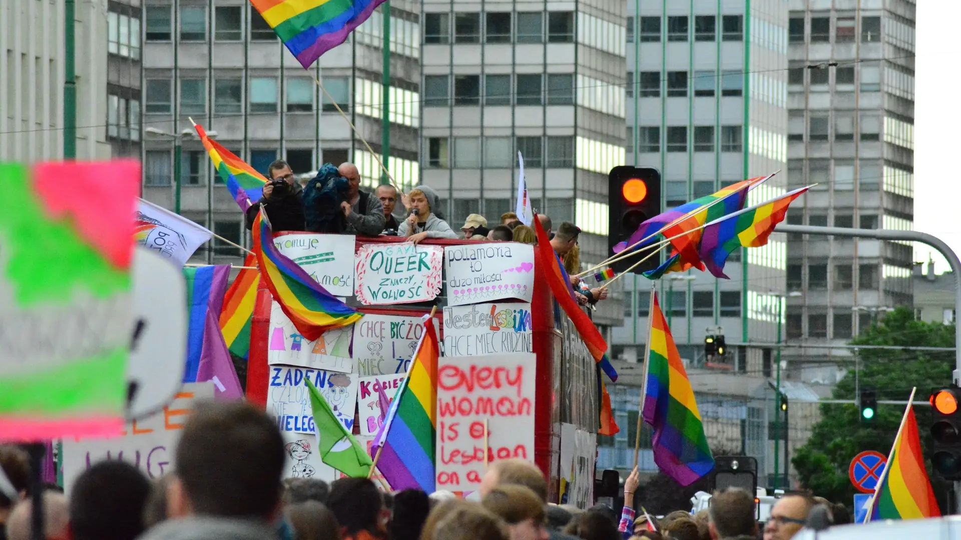 Drag queen uczyła dzieci o tolerancji czytając książkę o "Nietypowym Adasiu"