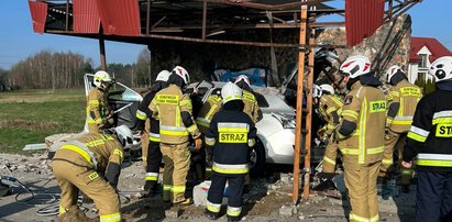 Tragedia na prostej drodze w Dulczy Wielkiej. Auto uderzyło w przystanek