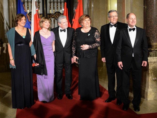Britta Ernst, Daniela Schadt, Joachim Gauck, Anna Komorowska, Bronisław Komorowski i Olaf Scholz (od lewej)