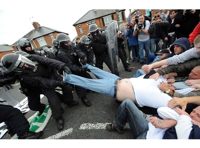 12 lipca 2010 – starcia policji z demonstrantami w północnym Belfaście w Irlandii