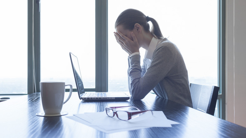 Ból pleców, oczu i obniżony nastrój. To wszystko mogą być efekty siedzenia za biurkiem. Specjalny raport pokazuje, że stan zdrowia pracowników biurowych jest opłakany. 