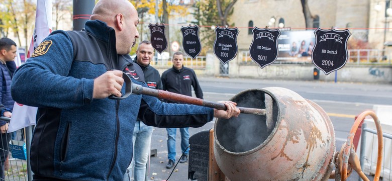 Związkowcy chcieli zamurować biuro poselskie premiera. "Morawiecki to tchórz i oszust"