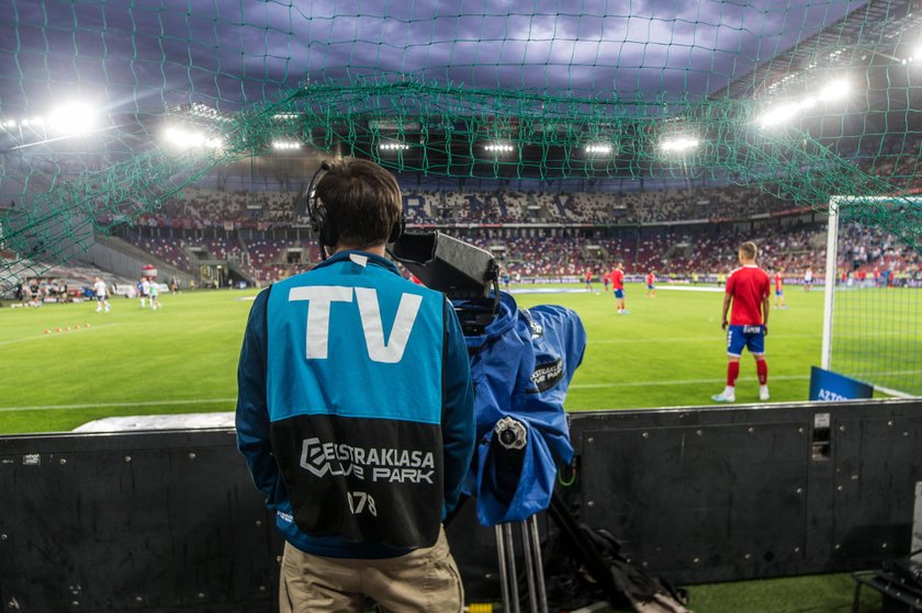 Sumy, które rozdziela spółka zarządzająca ligą wynikają z umów telewizyjnych, partnerskich, reklamowych i sponsoringowych.