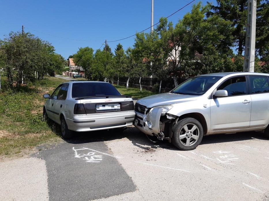 A zongoraművésznő hiába fékezett, autójával (jobbra) nekiment a kereszteződésbe szabálytalanul érkező Suzukinak