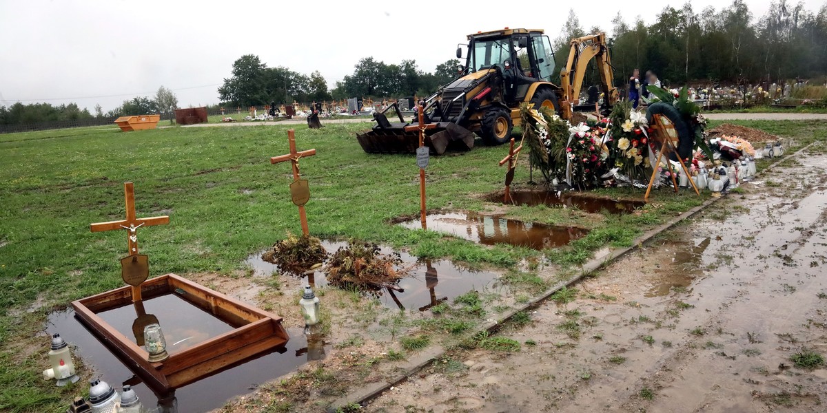 Opłakany stan cmentarza w Legnicy po ulewnych deszczach.