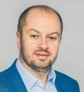 Maciej Jakubowski, wiceminister edukacji w latach 2012-2014. Zajmuje się badaniami edukacyjnymi i zastosowaniem ich wyników w praktyce nauczania i tworzeniu polityki edukacyjnej. Założyciel Fundacji Naukowej Evidence Institute. Pracuje na Uniwersytecie Warszawskim i współpracuje jako doradca z rządami innych krajów i takimi organizacjami jak OECD, Bank Światowy czy UNESCO