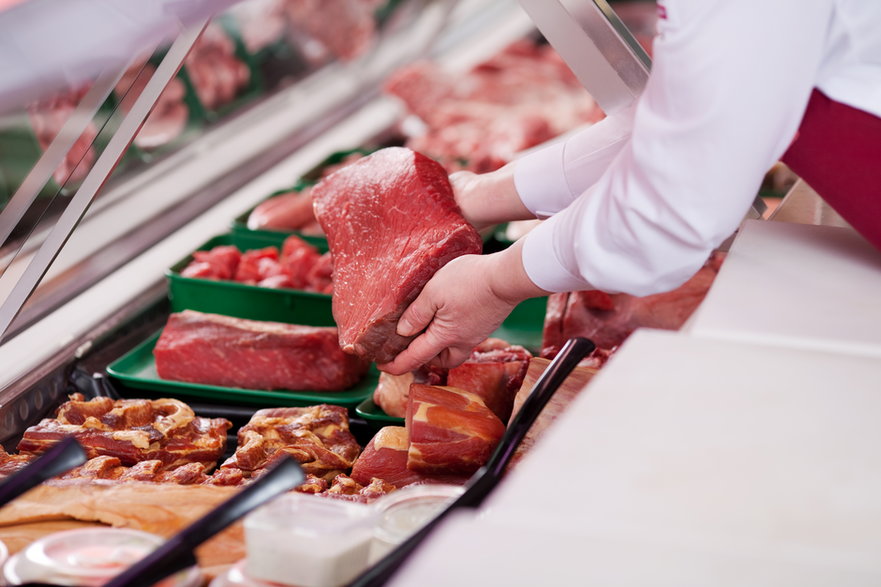 Mięso z zakładów przetwórstwa jest badane na obecność pasożytów
