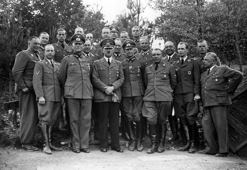 Hitler ze swoim sztabem. Doktor Theo Morell czwarty od prawej
