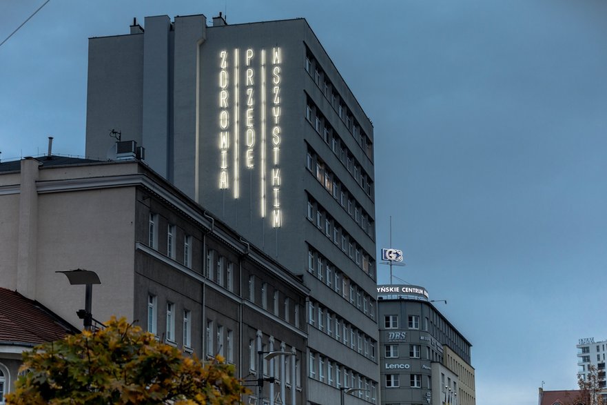 Neon na ścianie szpitala w Gdyni. Hasło do wszystkich mieszkańców