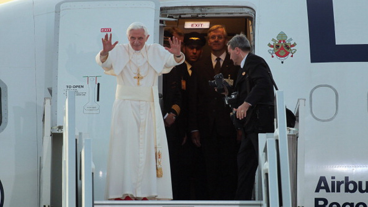 Papież udał się z trzydniową wizytą apostolską do Beninu. Samolot włoskich linii lotniczych Alitalia Airbus A330 z Benedyktem XVI na pokładzie wystartował z rzymskiego lotniska Fiumicino o godz. 9.13.