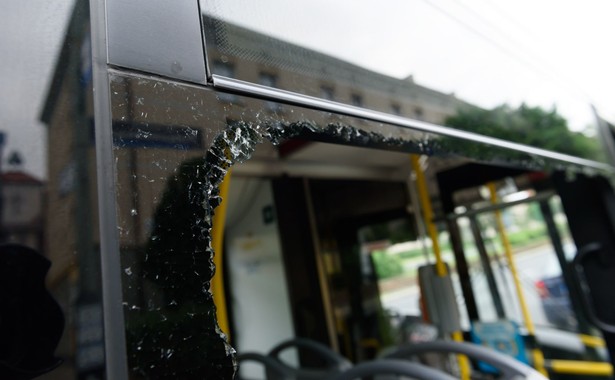 Miejski autobus w Poznaniu ostrzelany z broni pneumatycznej. Policja szuka sprawcy