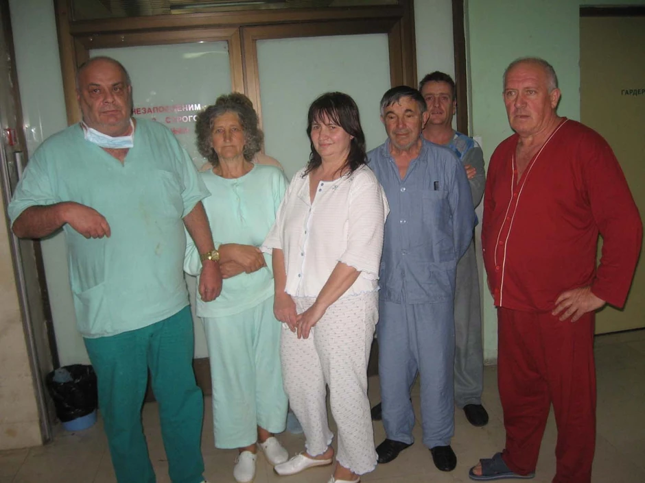 Pacijenati i lekar (levo) zauzeli su salu za pripreme operacija