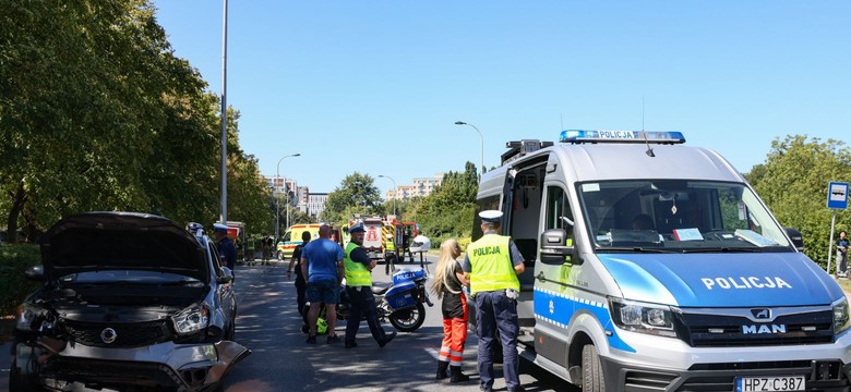 Tragedia w Warszawie. Auto wjechało w przystanek. Dwie osoby nie żyją