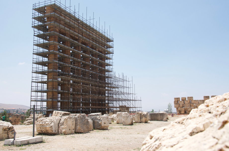 Sześć kolumn z 54, które otaczały budynek sanktuarium w świątyni Jowisza w Baalbek. Tylko one zachowały się do naszych czasów