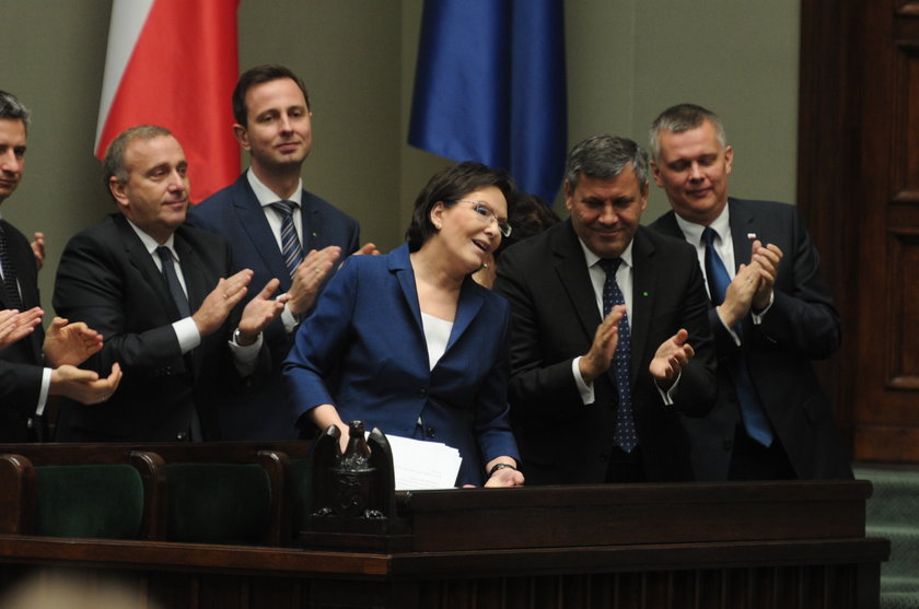 Koledzy z rządu oklaskują premier Ewę Kopacz