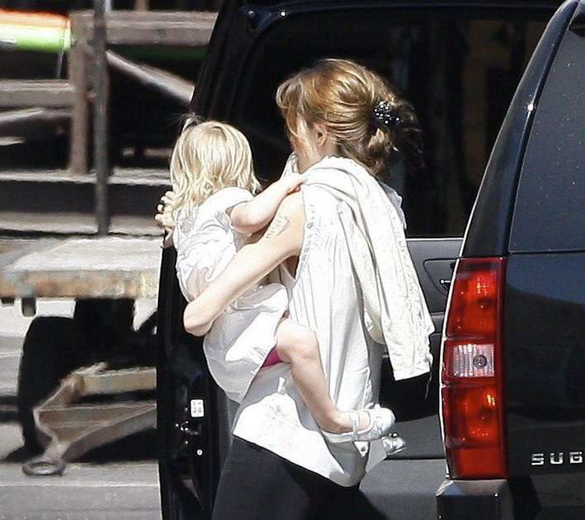 Jolie i jej córka odwiedziły słynnego tatę na planie