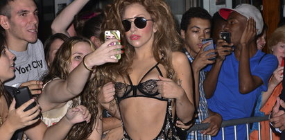 Lady Gaga w dziurawym kostiumie?