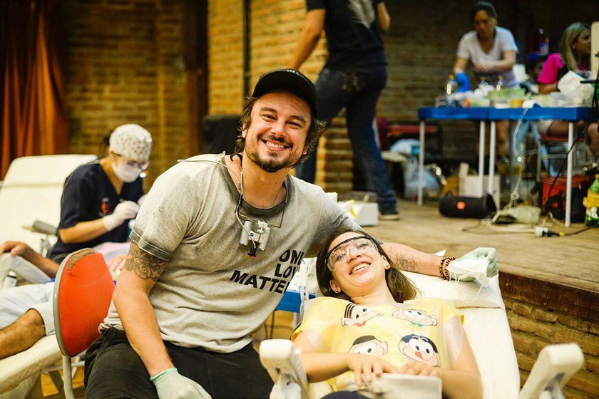 Dentysta Felipe Rossi leczy zęby biednych za darmo