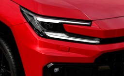 nowa toyota wjeżdża do salonów. ma 185 km. gwarancja na 1 milion km