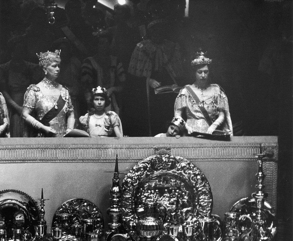 Koronacja króla Jerzego VI: 12 maja 1937 r. (na zdjęciu: księżniczki Elżbieta i Małgorzata z babcią, królową Marią, która była pierwszą królową wdową obecną na koronacji w historii)