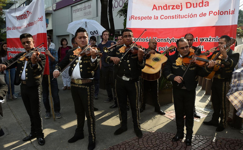 Prezydentowi klucz przekazał prezydent Miasta Meksyk Miguel Angel Mancera. "Przyjmuję, że na moje ręce zostały przekazane klucze do Mexico City dla Polaków, dla przedstawicieli polskiego biznesu, działaczy i polityków samorządów lokalnych, miejskich" – powiedział Duda. Prezydent podkreślił, że jest pod wrażeniem ogromnego, tętniącego życiem miasta, które z aglomeracją według niektórych ocen liczy nawet 28 milionów mieszkańców. "Jestem pełen podziwu dla władz, co do umiejętności zarządzania tak wielkim organizmem miejskim" – dodał Duda.