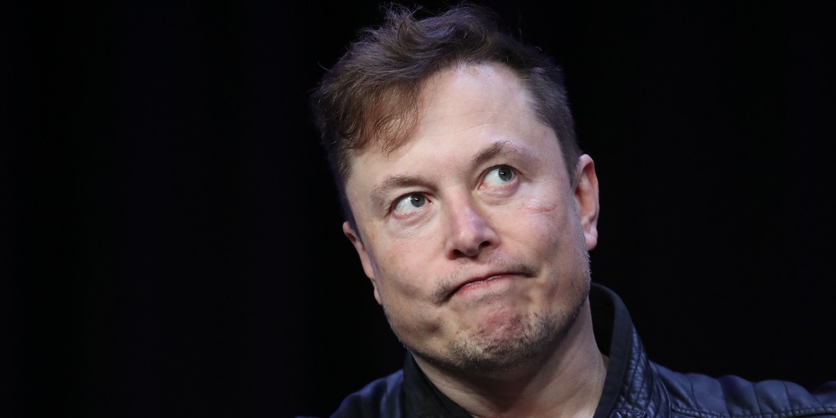 Elon Musk twierdzi, że firmy nadmiarowo zamawiają czipy na rynku i porównuje to do wykupowania papieru toaletowego na początku pandemii.