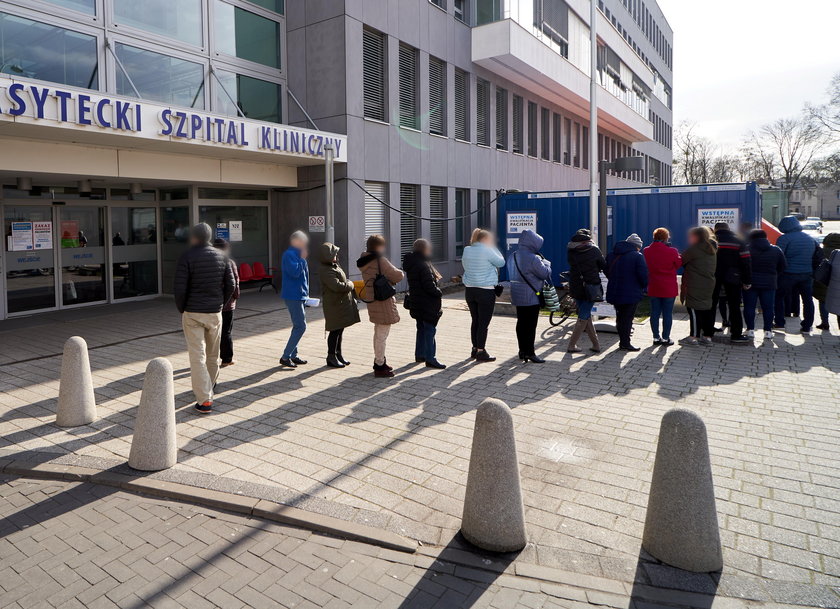 Pacjenci czekają przed szpitalami 