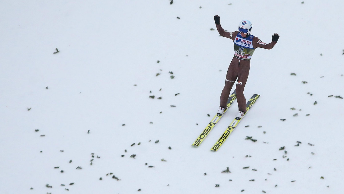 Za rok mistrzostwa świata w narciarstwie klasycznym zorganizuje austriackie Seefeld. Tam jednak nie ma dużej skoczni, więc konkurs na tym obiekcie zostanie przeprowadzony w nieodległym Innsbrucku. Próba generalna przed tym startem wypadła okazale dla Kamila Stocha, ale raczej blado dla organizatorów.