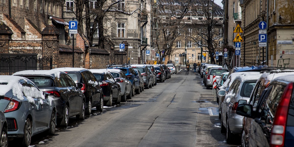 Koniec z darmowymi abonamentami postojowymi dla uchodźców.