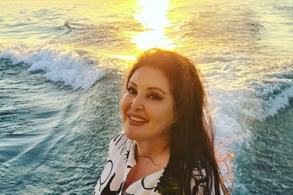 DRAGANA MIRKOVIĆ JE PRODALA VILU U SRBIJI Kuću na Senjaku kupio poznati pevač za 300.000 evra: "Mama mi je rekla: Sine to su zlatni zidovi!"