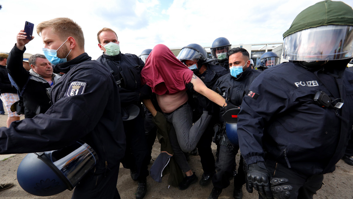 Protest w Niemczech przeciwko obostrzeniom mającym powstrzymać pandemię koronawirusa. Berlin