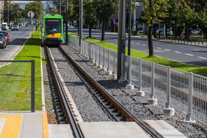 Zrobili  kostkę chodnikową na torowisku tramwajowym