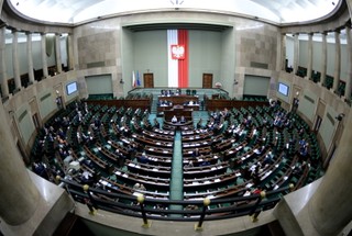 Nowy sędzia TK wybrany w głosowaniu na 'dwie ręce'