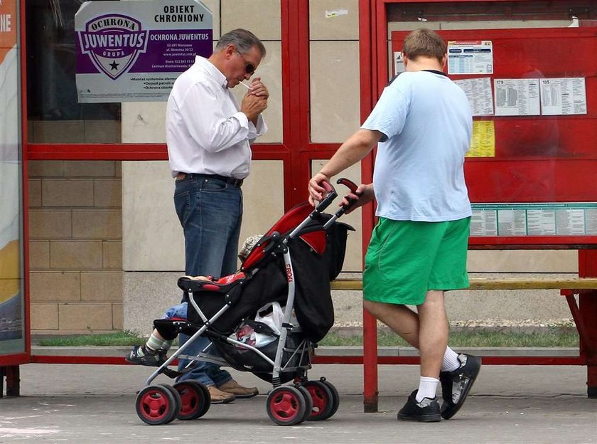 Stockinger kopci na przystanku