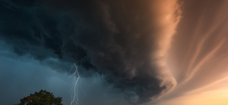 Fotograf uchwycił na zdjęciu wał szkwałowy i komórkę burzową. Niesamowity widok