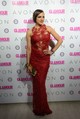 2014 - Tóth Gabi a Glamour Women of the Year gálán egy Sármán Nóra által tervezett, merész piros csipkeruhában jelent meg. Az áttetsző anyag sejtelmesen fedte fel az énekesnő alakját, miközben a csipke részletek eleganciát kölcsönöztek a megjelenésének. 