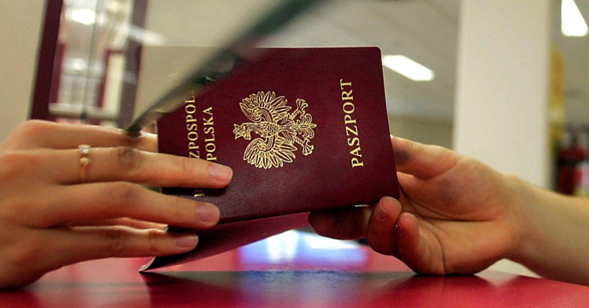 иностранное гражданство. о гражданстве рф. вручили паспорт. российский паспорт. российский загранпаспорт.