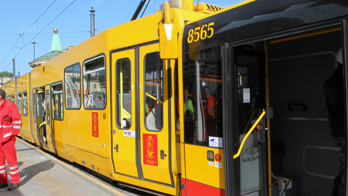 W poniedziałek ok. 8 rano na placu Bankowym doszło do zderzenia tramwaju z autobusem, w tej chwili trwa akcja ratunkowa. Jak powiedział przedstawiciel stołecznej policji Maciej Karczyński, 10 osób zostało przewiezionych do szpitali, ich życiu nie zagraża niebezpieczeństwo.