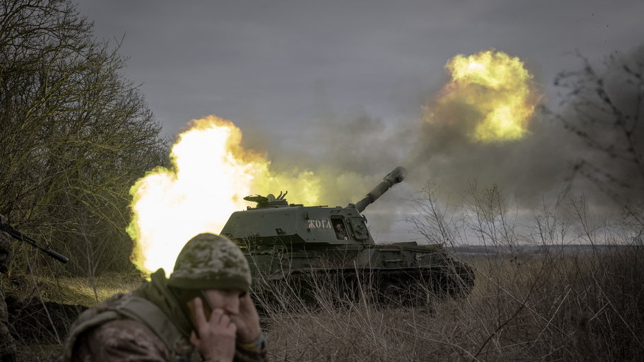 Ukraiński żołnierz strzela w kierunku rosyjskich pozycji w Awdijiwce, 28 grudnia 2023 r.