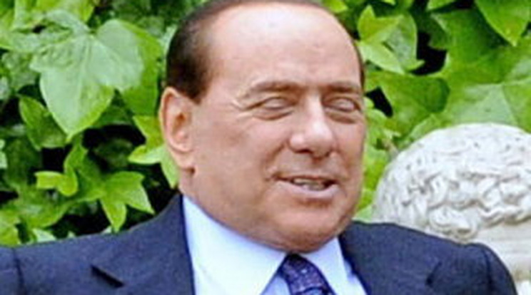 Berlusconi a sejk előtt tollászkodott 