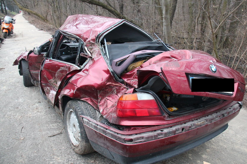 Groźny wypadek na Wisłostradzie. Auto wypadło z drogi.